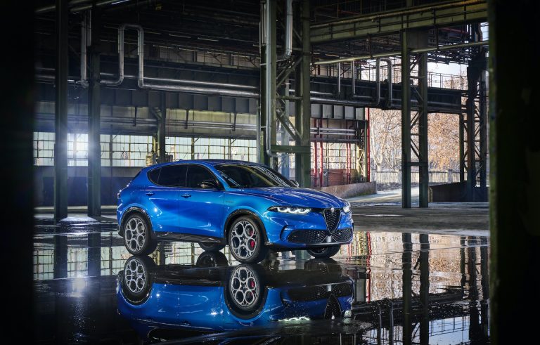 alfa romeo tonale blu statica