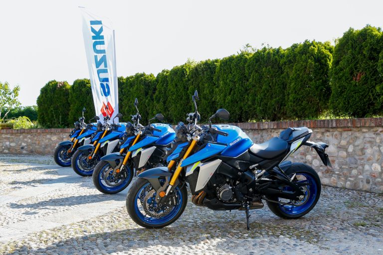 GSX-S schierate all'aperto