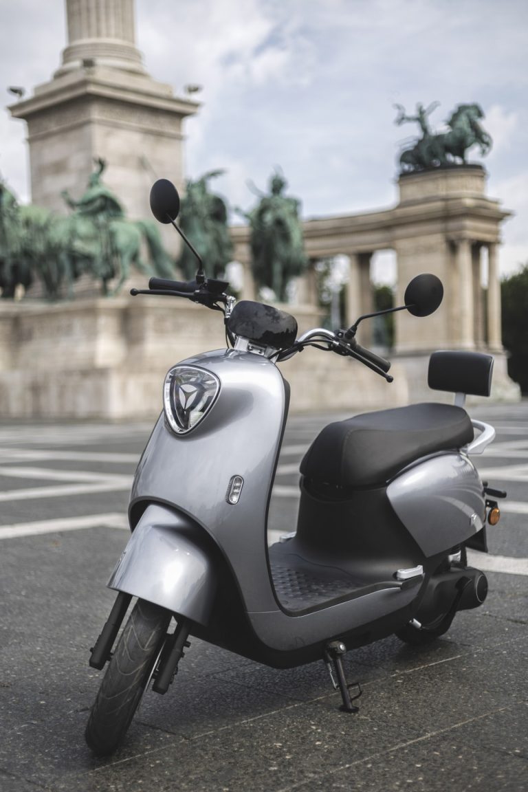 scooter elettrico yadea m6l grigio foto statica cittadina
