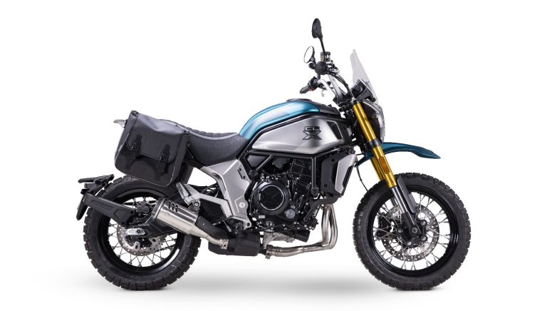 CFMoto 700 CL-X Adventure foto laterale in studio