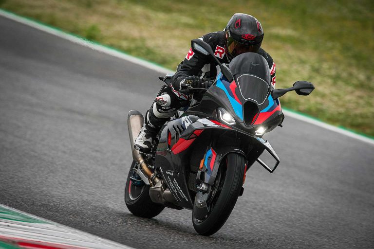 BMW M 1000 RR 2023 action rain