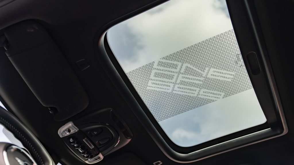 Mini John Cooper Works 1to6 Edition, il tetto apribile è di serie