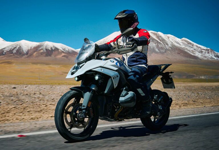 BMW R 1300 GS foto in azione su strada montagna