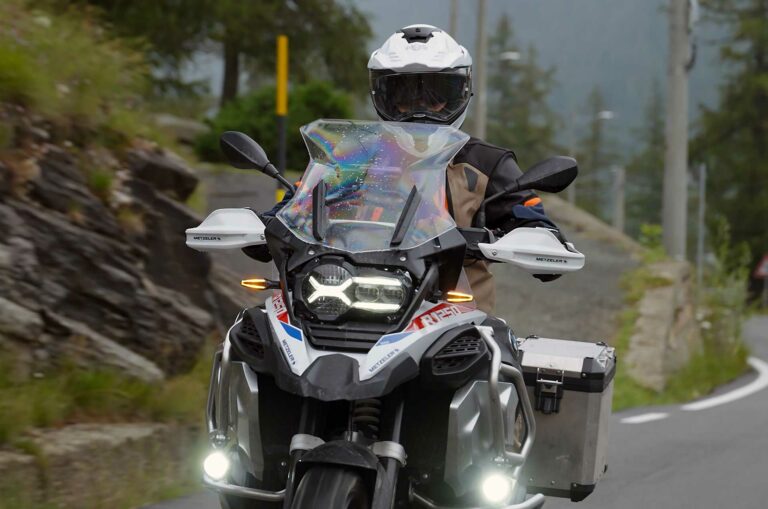 NOS NS-9 in sella con BMW R 1250 GS