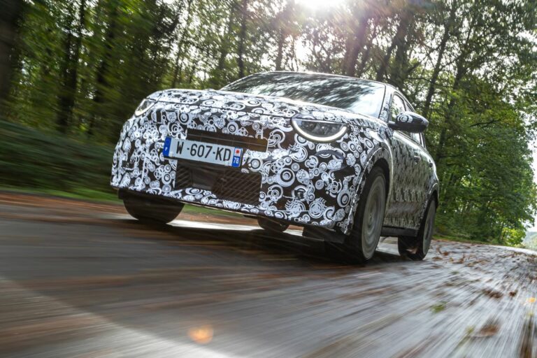 Abarth 600e camuffata