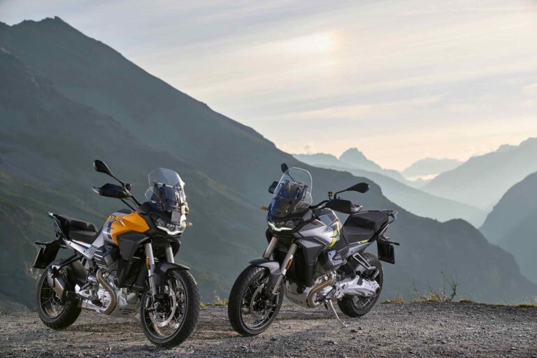 moto guzzi stelvio foto statica due modelli in esterni