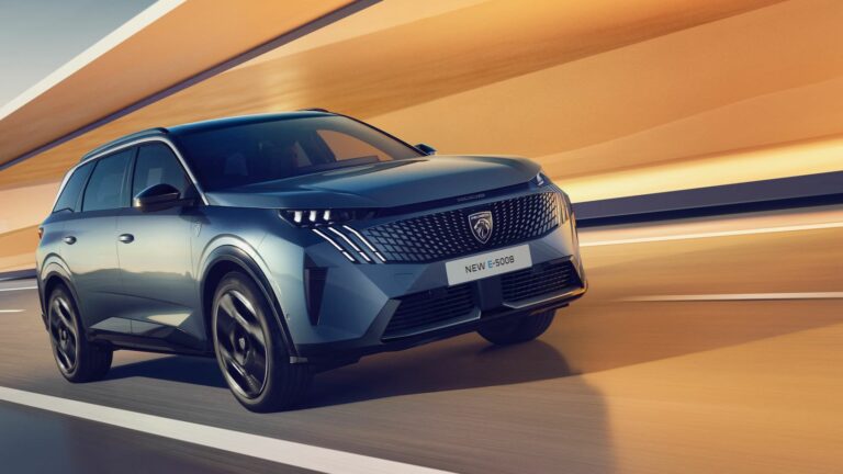 Nuova Peugeot e-5008 MY2024
