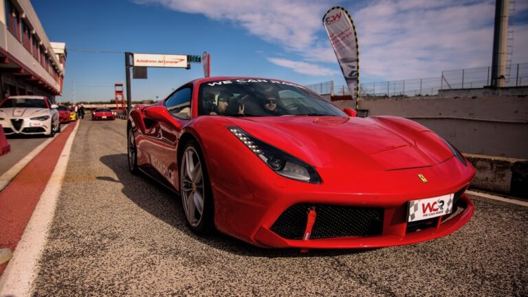 In corsa per l’inclusione, CROSSabili e We Can Race mettono in pista sulle supercar i ragazzi disabili