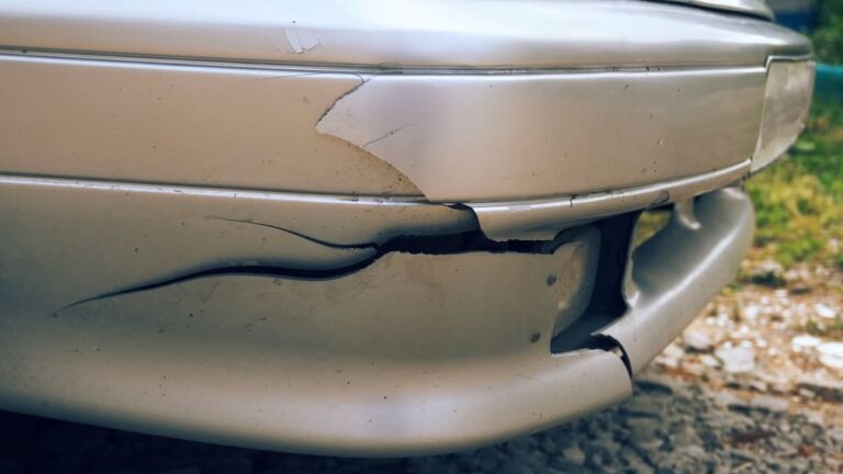 paraurti rotto con crepe