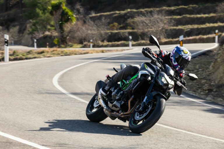 Prova Kawasaki Z900 2025