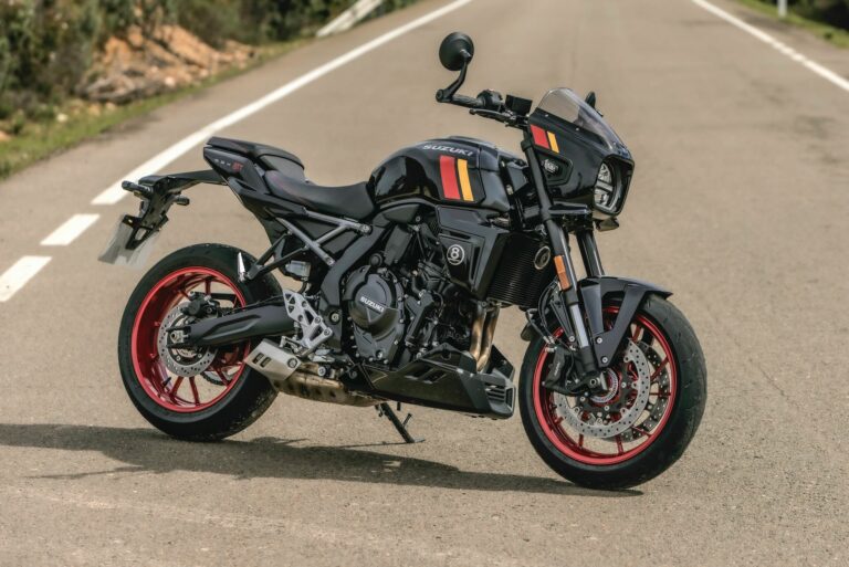 Nero Dubai con accenti rossi e gialli e Verde Rio con accenti dorati e arancioni