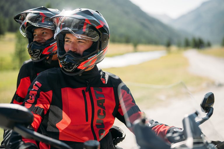 Ducati apparel 2025 coppia di motociclisti_statica